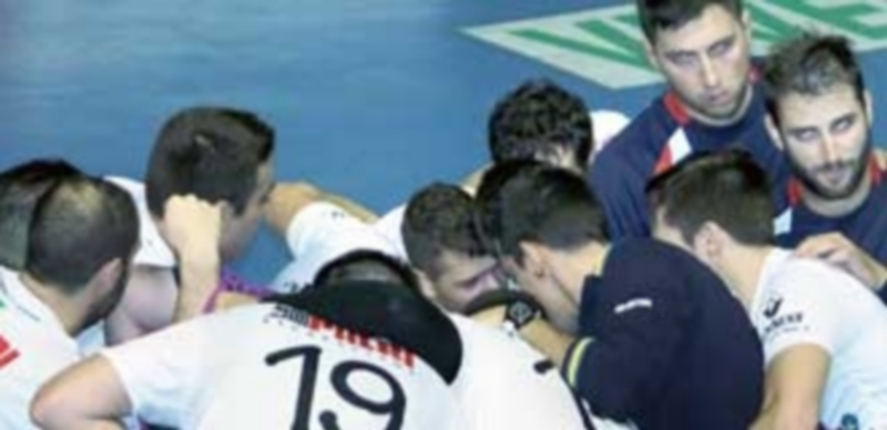 Los jugadores del Viveros Herol Nava hacen piña en un tiempo muerto. / E. A.