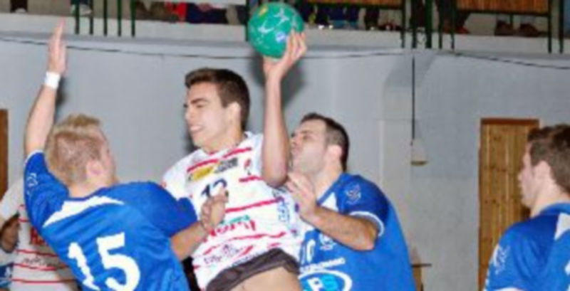 El pivote Nico López intentado superar el control defensivo que ejerció el conjunto del Leganés./ A. MARUGÁN