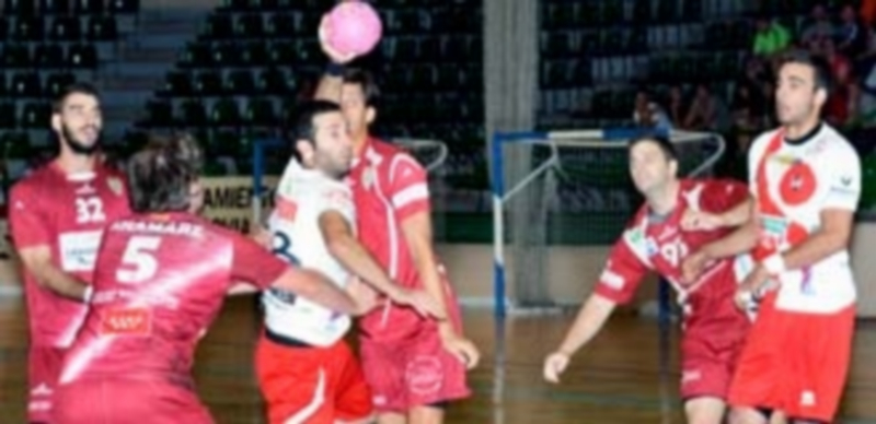 El lateral navero Alberto García se abre hueco entre la defensa del Balonmano Alcobendas