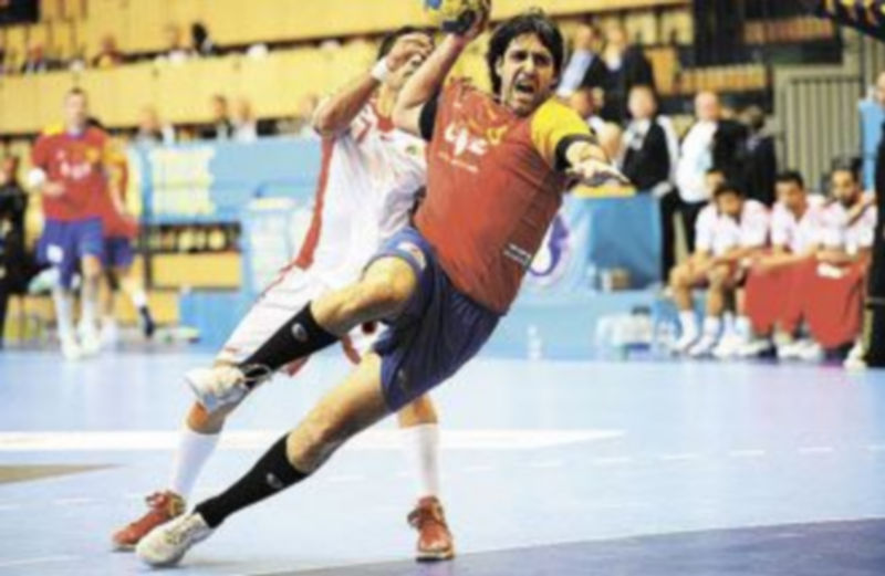 Rubén Garabaya lanza a portería durante el partido de ayer. / P. SODERSTROM (Efe)