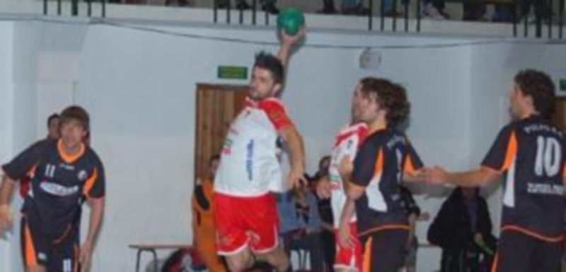 Los naveros debieron de emplearse a fondo en los últimos minutos para asegurar la victoria en casa.  / A. Marugan