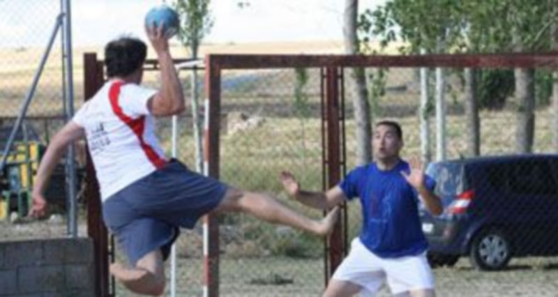 Carlos Villagrán actúa de portero en una jugada de uno de los partidos del torneo de balonmano playa de Melque. / E. A.