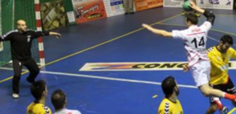 Jugada del encuentro entre el Viveros Herol Nava y el Algemesí