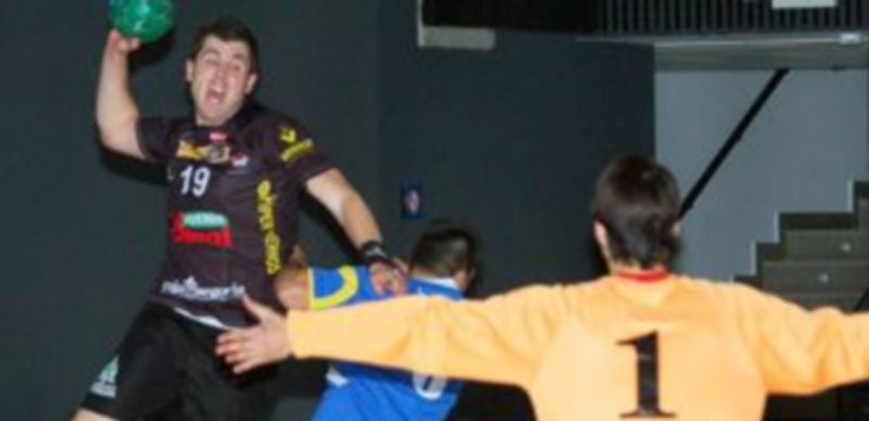 Las peores consecuencias del fuerte esquema defensivo onubense las sufrió en particular el lateral Ismael Villagrán. / A. MARUGÁN