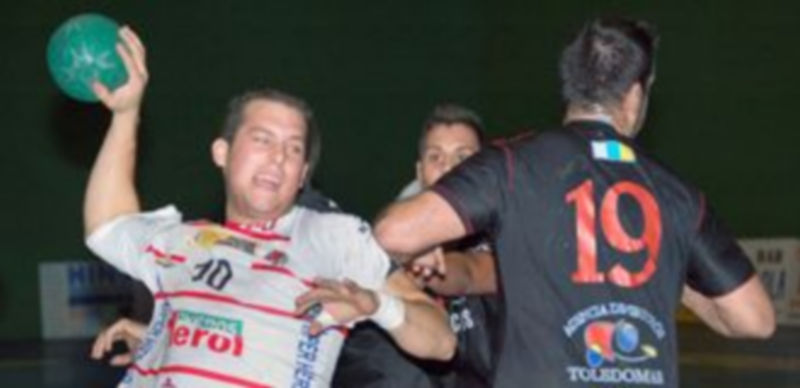 Óliver Ajo arma el brazo para lanzar a portería durante un partido anterior del Nava. / A. Marugán