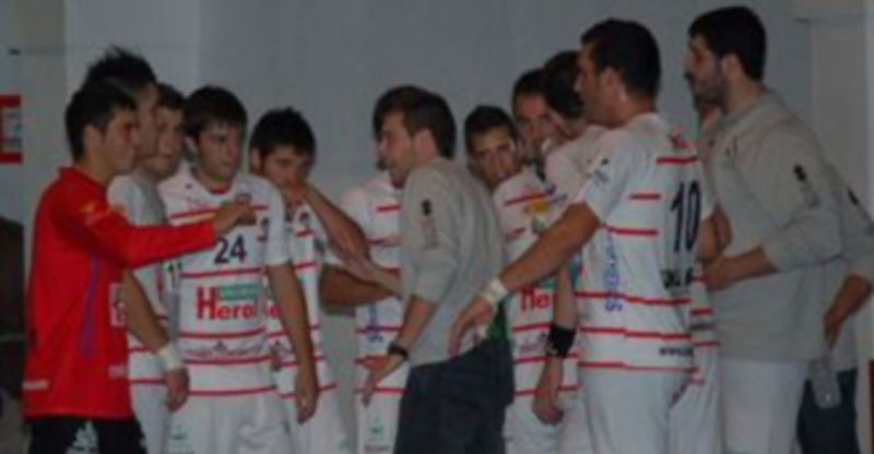 Los jugadores del Nava se felicitan tras una victoria. / Amador Marugán.