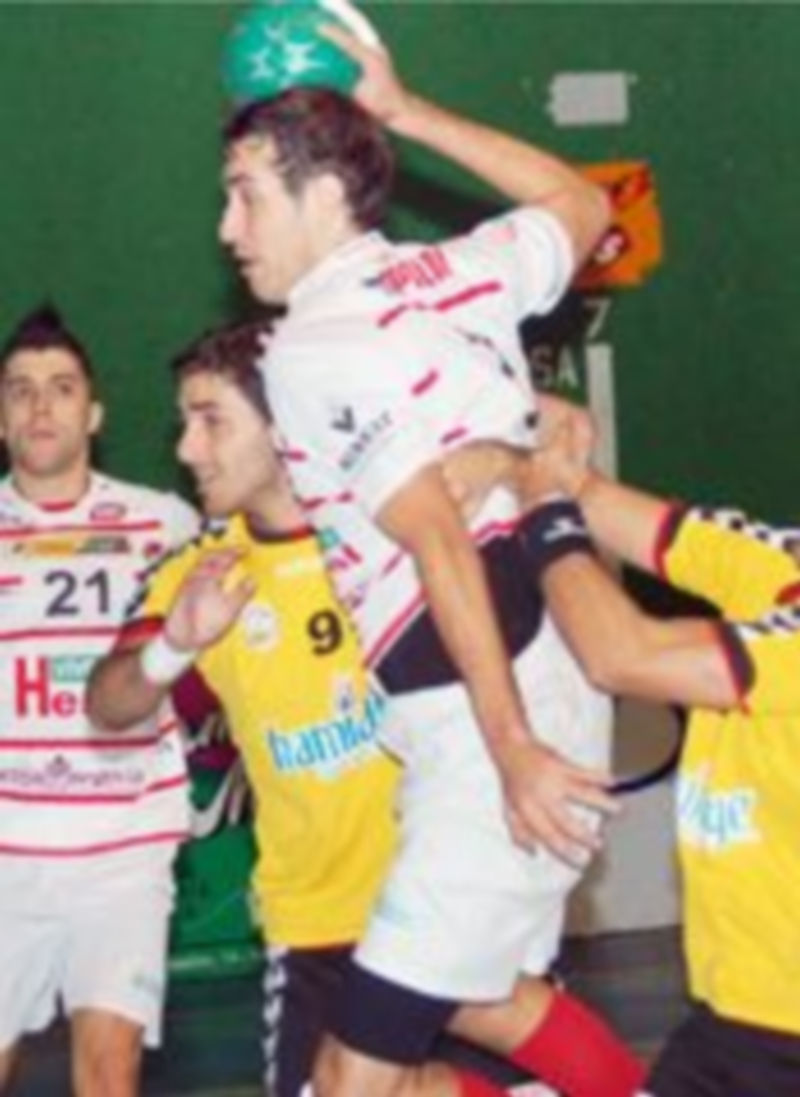 La defensa del club valenciano encontró dificultades para neutralizar la presión del ataque navero. / A. MARUGÁN