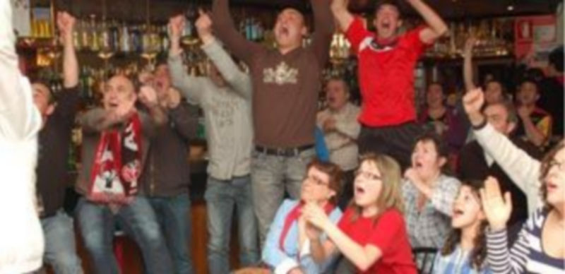 Los seguidores del Viveros Herol vivieron con júbilo desde Nava el gol de la victoria ante el Lanzarote. / A. Marugan