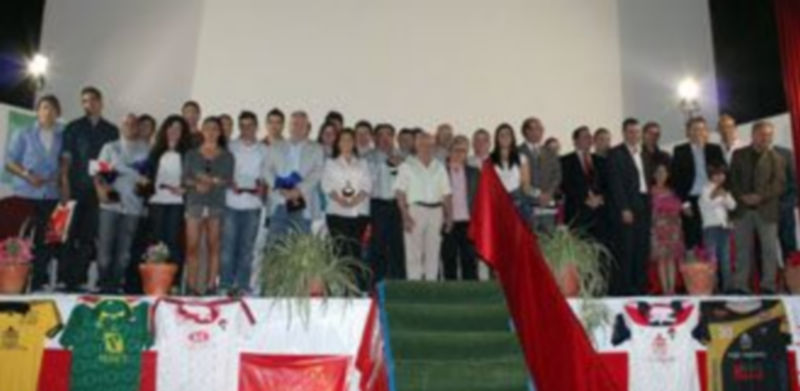 El escenario de la Sala Frontón Cinema acogió a todos los galardonados de los Premios Regionales 2012