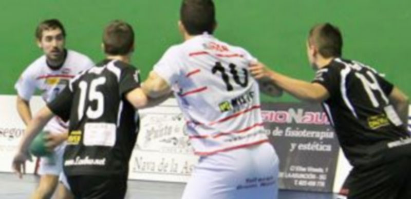 Jugada de un encuentro anterior del Viveros Herol Nava ante el Panelais Salamanca. / BM Nava