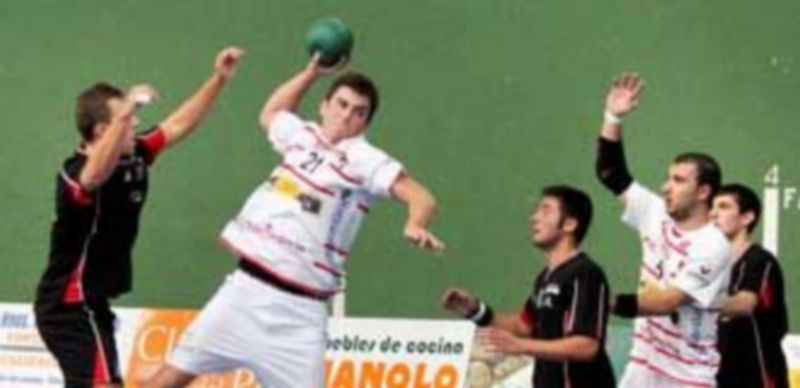 Jugada de un encuentro anterior del Arexna Balonmano Nava de Segunda División. / BM Nava