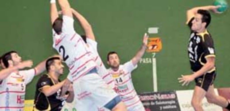 Acción defensiva del Viveros Herol Balonmano durante un encuentro anterior. / A. Marugán