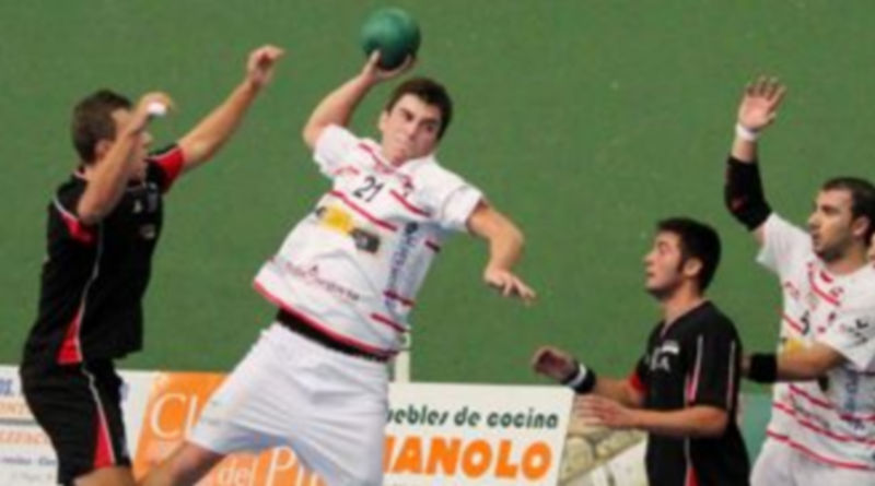 Jugada de ataque por parte del Arexna Balonmano Nava durante un encuentro anterior. / BM Nava