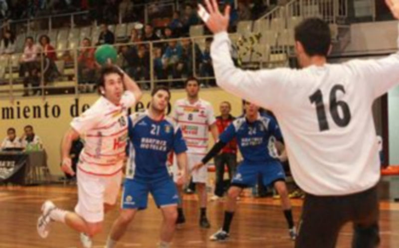 Alberto García afronta en buena posición el lanzamiento sobre la portería del Beatriz Hoteles Amibal./ Benja Redondo