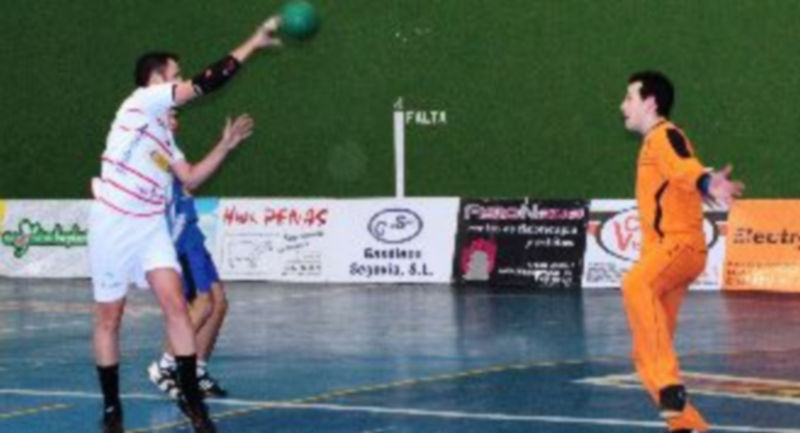 Un jugador navero lanza a portería durante el partido contra el Balonmano Aranda. / BM Nava