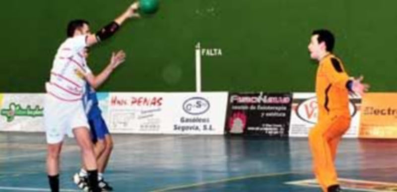 Jugada de un encuentro anterior del Arexna Balonmano Nava en el pabellón navero. / BM Nava