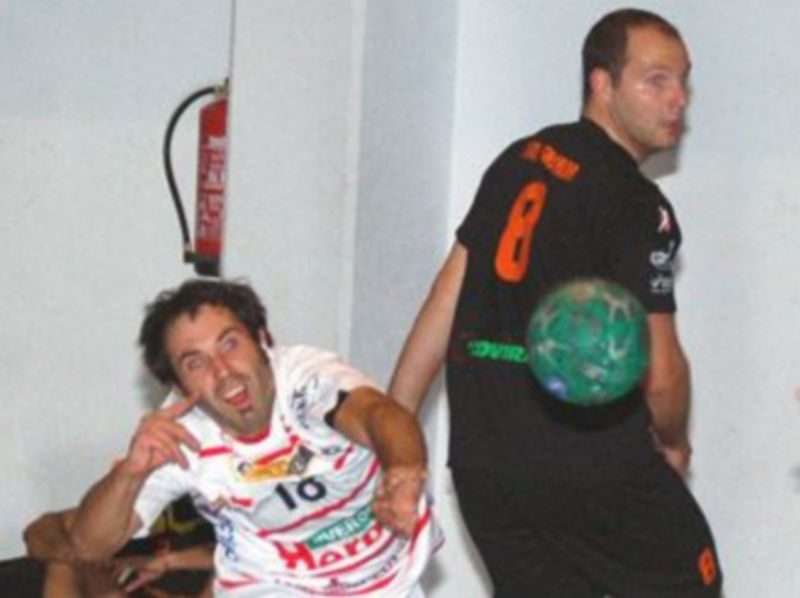 Jugada de un partido anterior del Viveros Herol Balonmano Nava. / A. Marugán