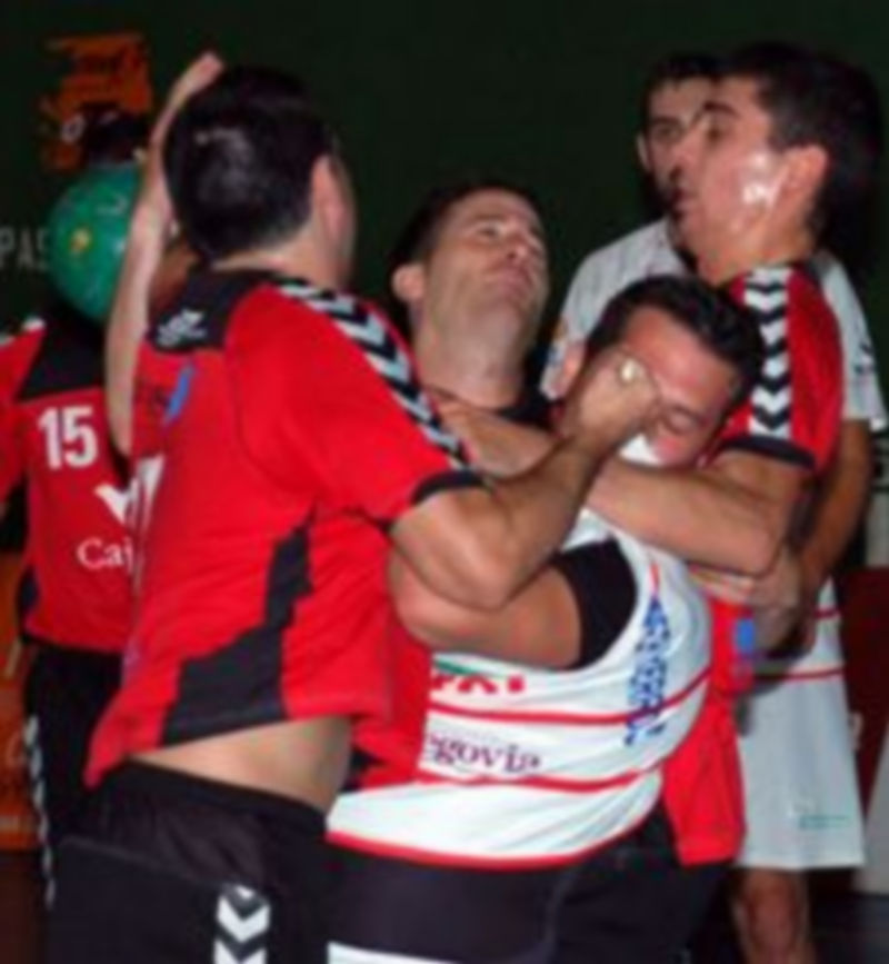 Varios rivales agarran al pivote navero Darío Ajo en un partido anterior. / A. Marugán