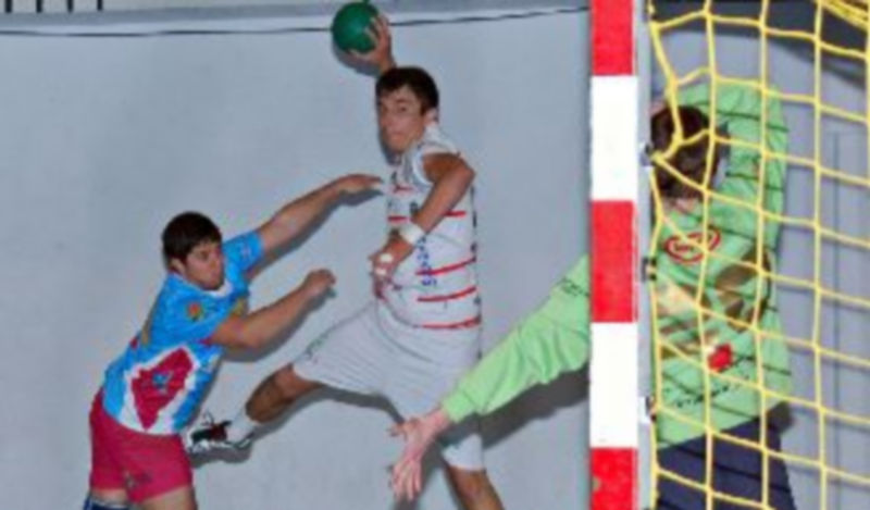 Jugada de un encuentro anterior del Arexna Balonmano Nava en el pabellón navero. / A. Marugán