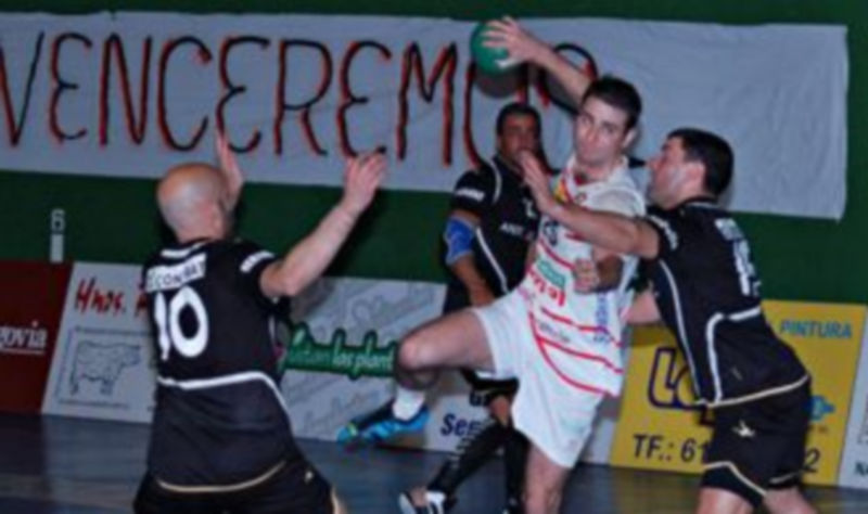 Simón Garcia movió bien la jugada en ataque y cargó contra la portería rival con firmeza y decisión. / A. MARUGÁN