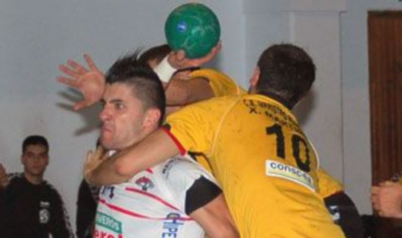 Roberto Pérez arma el brazo para lanzar a portería. / A. Marugán