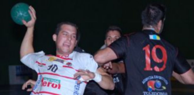 Darío ajo trata de lanzar desde la posición de pivote. / Amador Marugán.