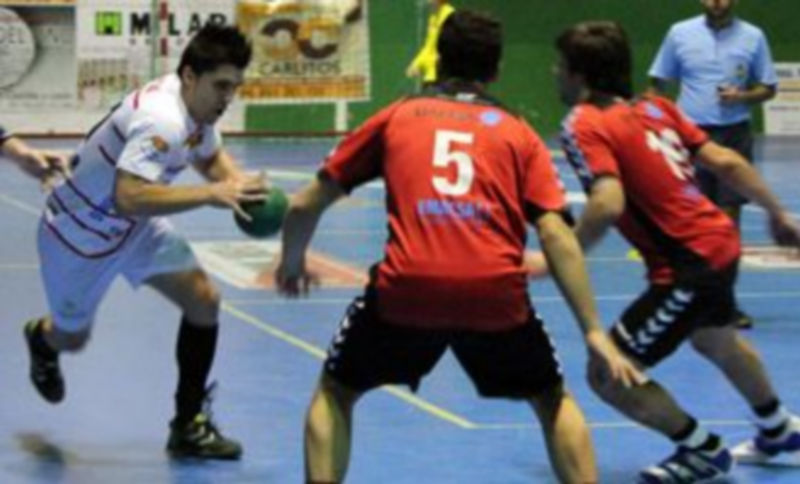 Jugada de un encuentro anterior del Viveros Herol Nava en el pabellón Municipal navero. / A. Marugán