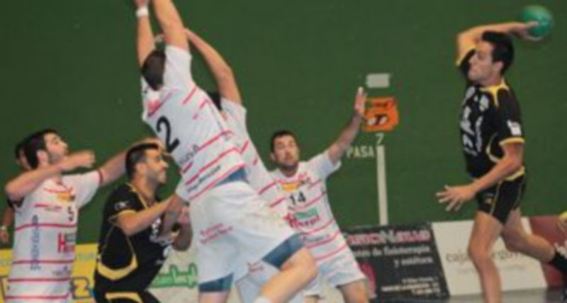 Jugada defensiva del Viveros Herol Balonmano Nava durante un encuentro anterior. / BM Nava