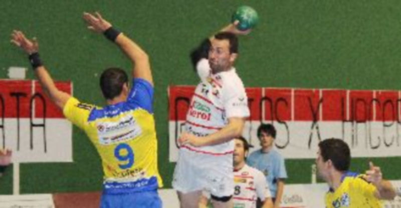 El capitán navero Carlos Villagrán se eleva para lanzar a puerta durante el partido de la primera vuelta. / BM Nava