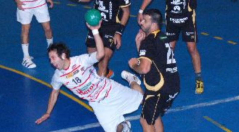 Jugada de un encuentro anterior del Viveros Herol Balonmano Nava. / BM Nava