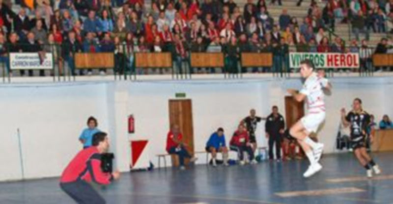 Nava de la Asunción será una fiesta para despedir la temporada de Primera 1 La grada navera observa a uno de sus jugadores en el aire