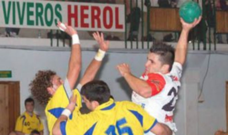 Imagen de un encuentro anterior del Balonmano Nava Viveros Herol en su cancha. / A. Marugán