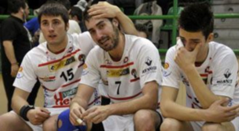 Lágrimas entre los jugadores del Nava tras el encuentro. / J. MARTÍN