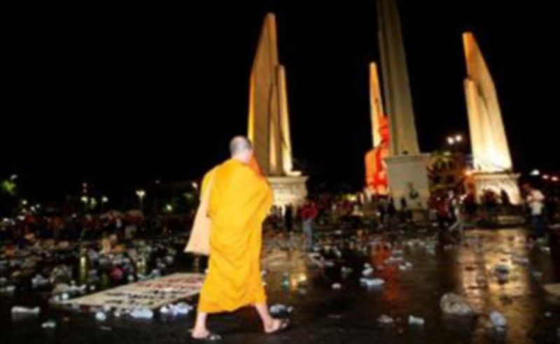 Monje budista caminando por el lugar donde se libraron los combates callejeros entre activistas y soldados