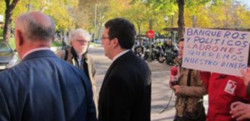 El ex presidente de Caja de Ávila Agustín González (izq.) a su salida de la Audiencia Nacional./ EUROPA PRESS