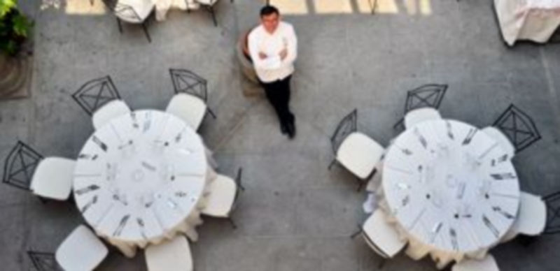 Julián Duque posa en el patio de columnas de su restaurante La Floresta