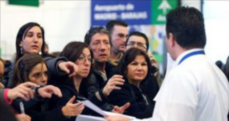 Varias personas presentan reclamaciones en un mostrador del aeropuerto de Madrid-Barajas. /EFE