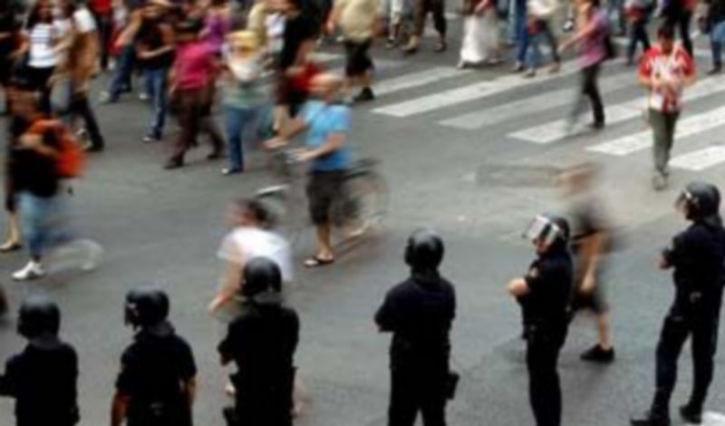 Efectivos de la Policía Nacional durante la manifestación de apoyo los acampados de Barcelona./EFE/Kai Försterling.