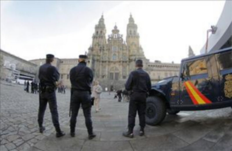 Agentes de la Policía Nacional vigilan la plaza del Obradoiro