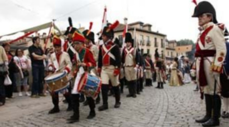 Desfile de soldados en la apertura del Mercado Barroco./DANIEL DE MIGUEL