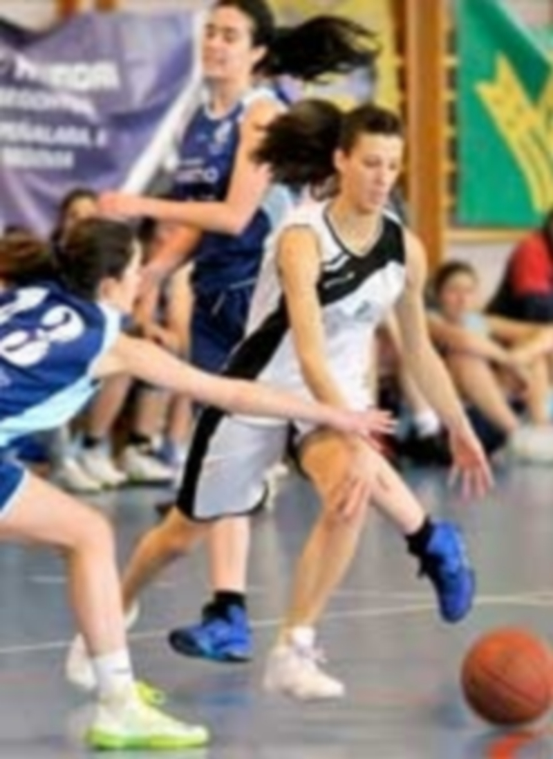 Una componente del Unami trata de interceptar el balón controlado por la jugadora del De Sousa Visión. / Kamarero