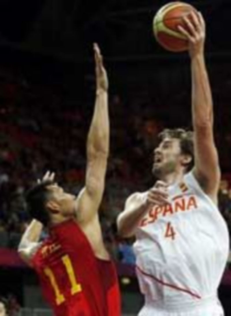 Pau Gasol lanza a canasta ante la oposición de Jianlian Yi.  / Reuters