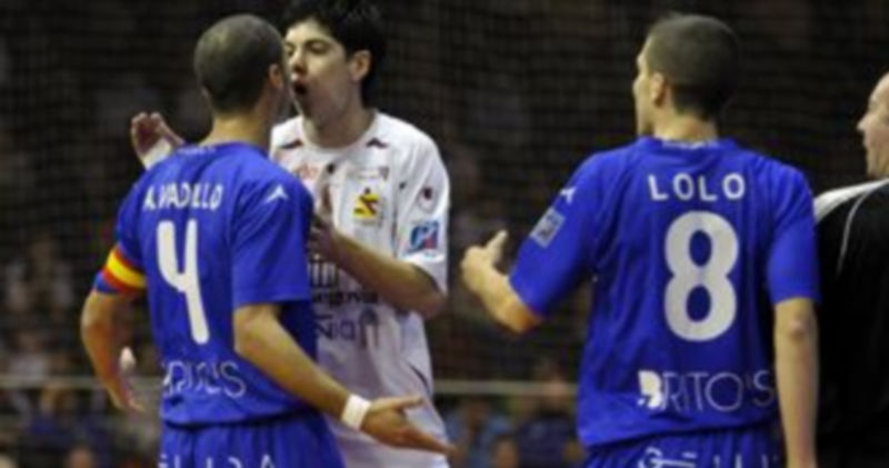 Matías se encara con Vadillo en un momento del encuentro de cuartos de final de la Copa de España que se disputó en el pabellón Pedro Delgado. / Juan Martín