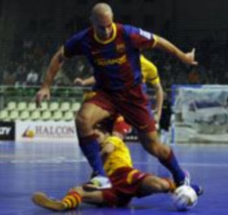 Fernandao se escapa de la entrada de un rival del Manacor. / Juan Martín