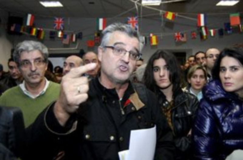 Los vecinos durante la asamblea de esta tarde /ALBERTO BENAVENTE