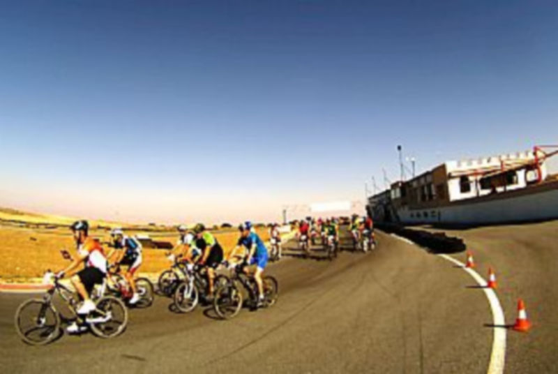 Varios participantes de una prueba de Mountain Bike en el momento en el inician la salida. / El Adelantado