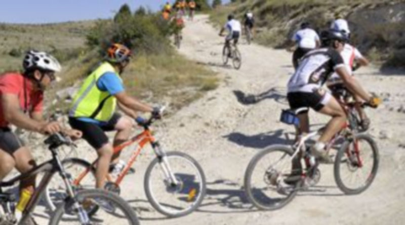Un grupo de ciclistas ascienden por un camino de tierra con sus bicicletas de montaña. / Juan Martín