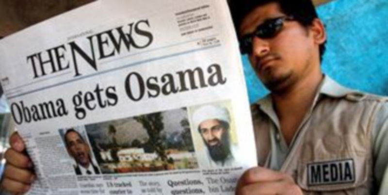 Un hombre en Peshawar (Pakistán) lee un ejemplar de la versión inglesa del periódico paquistaní "The News" ./ EFE