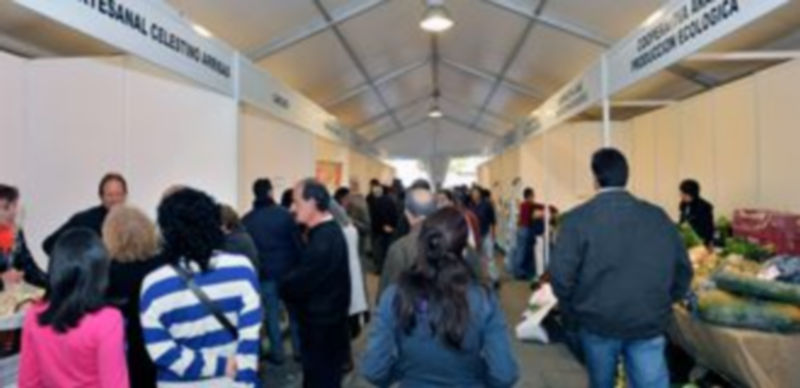 Una carpa acoge los puestos de venta de productos alimenticios. / KAMARERO