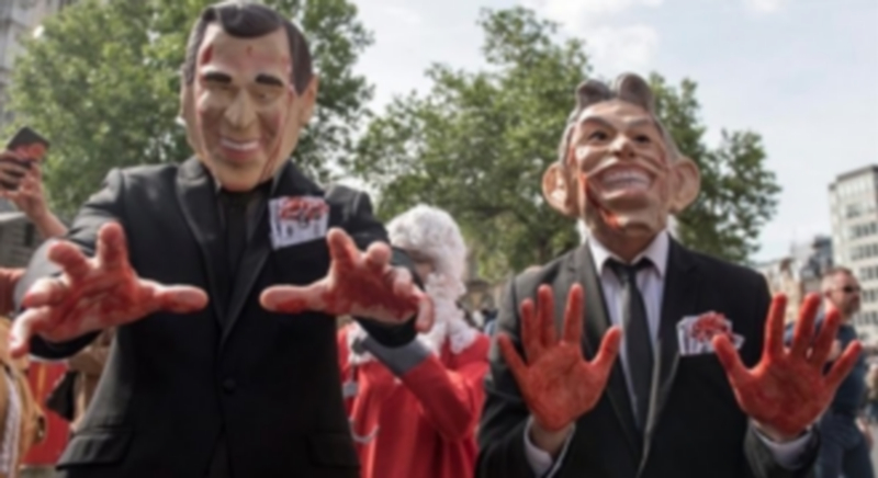 Manifestantes caricaturizan al expresidente de EEUU George W. Bush (izq) y al ex primer ministros británico Tony Blair. / EFE